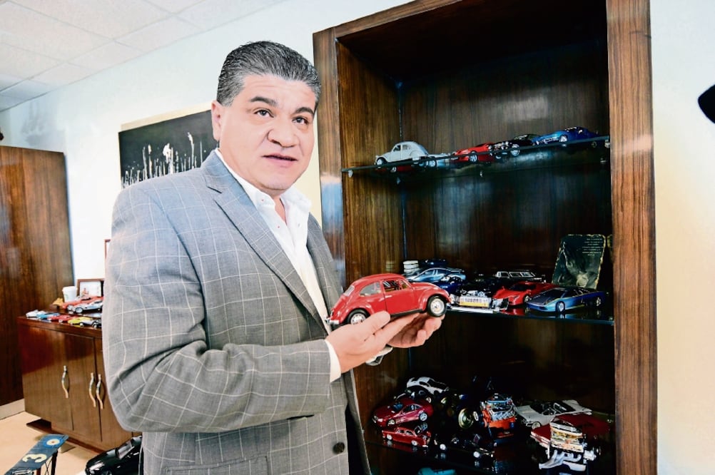 Miguel Ángel Riquelme ha trabajado en la administración pública desde los 23 años. Se calcula que el gasto total de sus vehículos —nueve en tota l— es superior a un millón y medio de pesos (CORTESÍA PERIÓDICO VANGUARDIA)