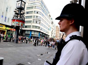 Hay un detenido por apuñalar a una niña y una mujer en el centro de Londres