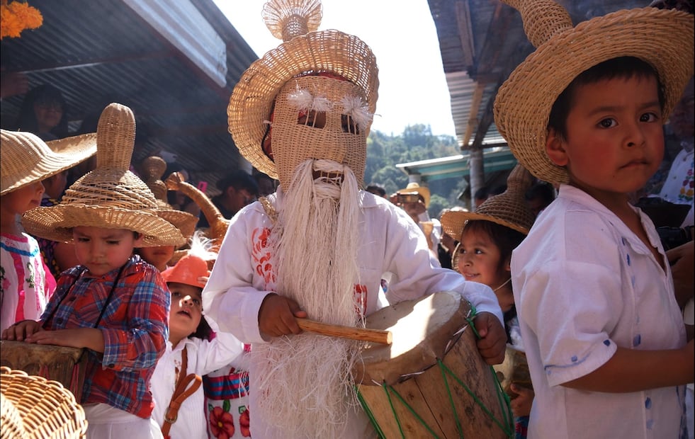 Mazatecos realizan ritual en el panteón de Huautla de Jiménez para recibir a las ánimas que visitarán a sus seres queridos, en Oaxaca, el 27 de octubre de 2025. Foto: Edwin Hernández/EL UNIVERSAL