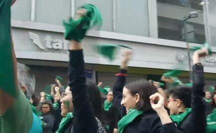 Mujeres se congregan en calle Madero previo a marcha a favor del aborto 