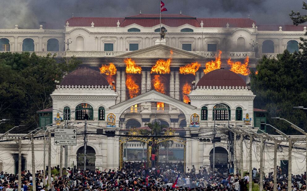 El fuego y el humo se elevan en el palacio Singha Durbar, que alberga los edificios gubernamentales y parlamentarios, después de que manifestantes irrumpieran en las instalaciones durante las violentas manifestaciones en Katmandú, Nepal, el martes 9 de septiembre de 2025. Foto: EFE