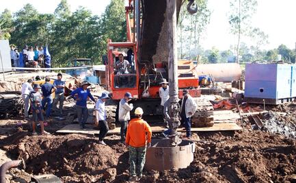 Ejército en Vietnam intenta rescatar a niño que cayó a pozo de 35 metros; lleva 4 días atrapado