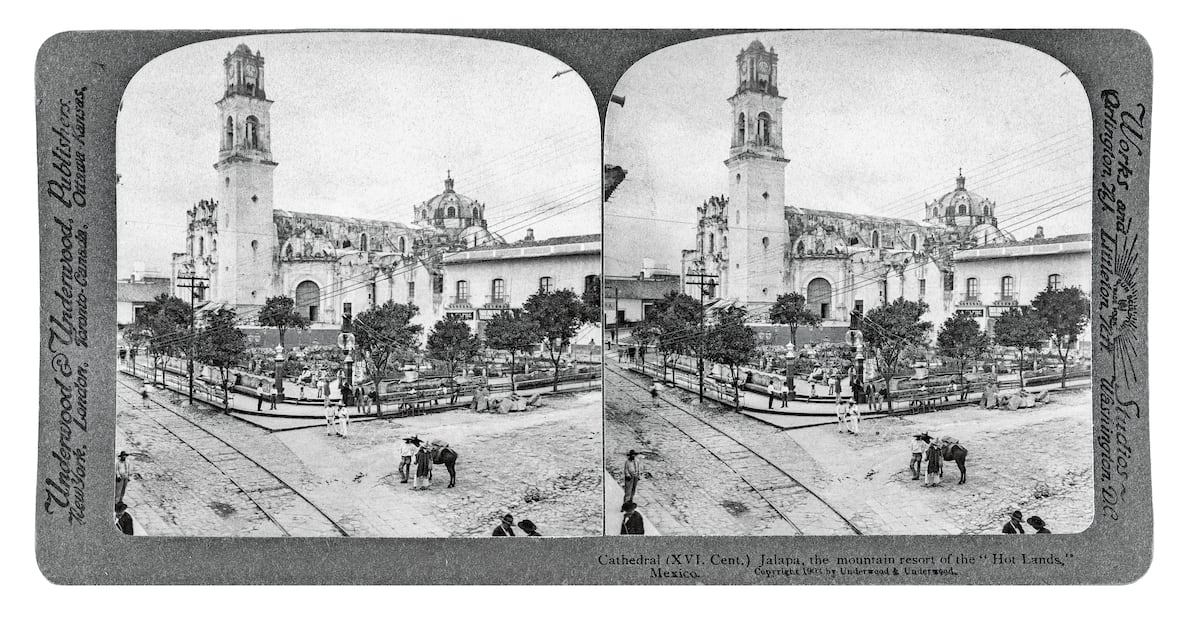La Catedral de Xalapa y la antigua calle de Belén, hoy Lucio, con el Palacio de Gobierno
a un lado y el parque Lerdo en el centro. Foto de The Library of Congress, 1903. Fotos del libro de  Xalapa, la eterna