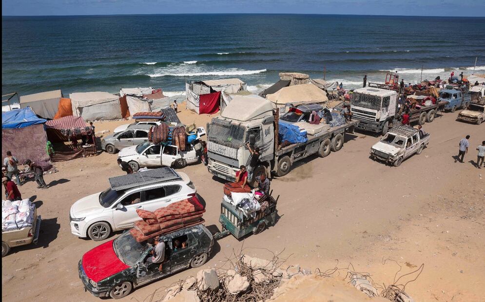 Palestinos con sus pocas pertenencias llegan a un sendero costero al noroeste del campo de refugiados de Nuseirat, mientras se desplazan hacia el sur desde Wadi Gaza, tras el anuncio israelí del cierre de la carretera de Al-Rashid hacia el norte de la asediada Franja de Gaza, el 1 de octubre de 2025. Foto: AFP