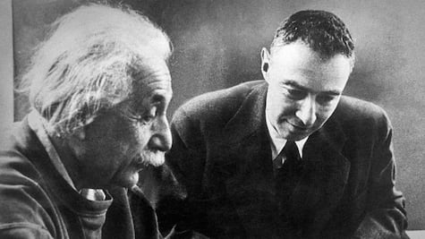 Oppenheimer y Einstein: la complicada relación entre el "padre" de la bomba atómica y el nobel de Física
