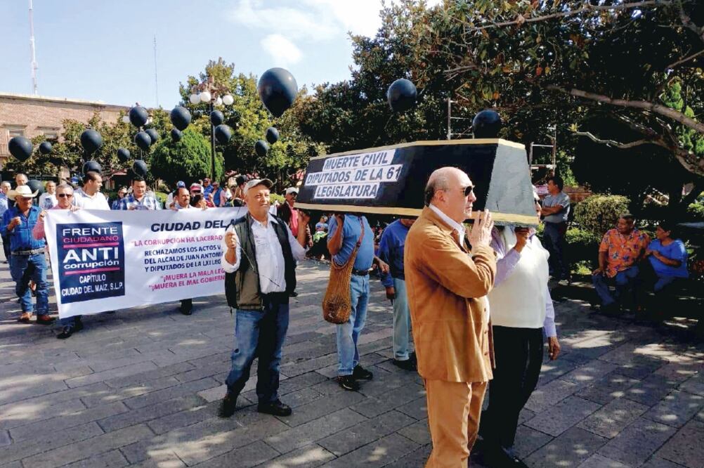 Con pancartas y consignas ciudadanos manifestaron su hartazgo contra la corrupción que impera en el Poder Legislativo de Guanajuato. (MARÍA MEDRANO. EL UNIVERSAL)