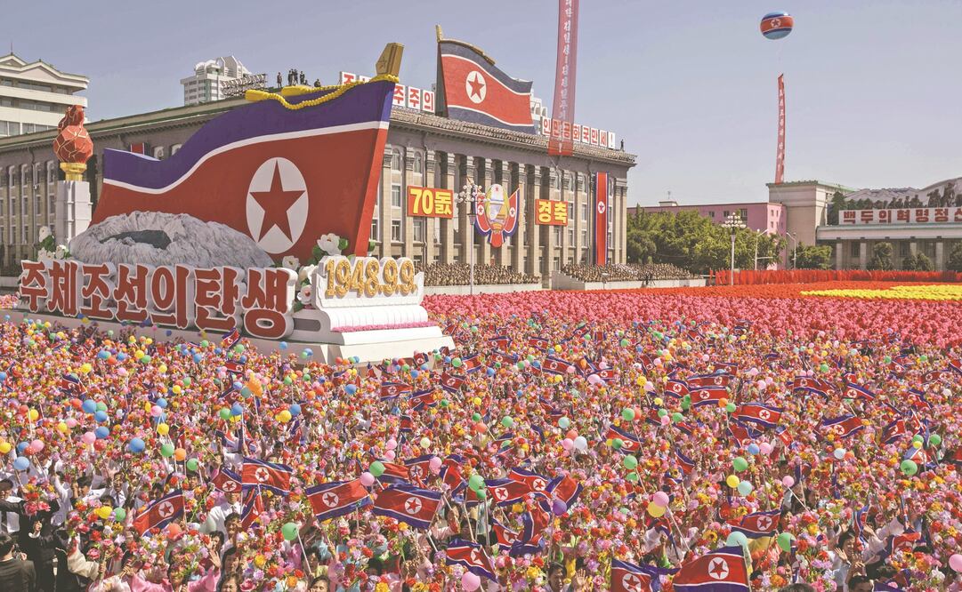 Miles de norcoreanos celebraron el aniversario de su país en la plaza Kim Il-sung, en Pyongyang. El desfile tuvo una parte militar y una civil, que se centró en el desarrollo económico. (ED JONES. AFP)