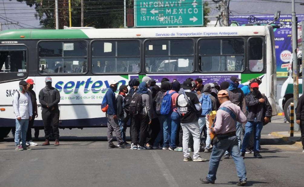 Los estudiantes tomaron una decena de camiones del transporte público para bloquear la carretera federal 190 (06/03/2025). Foto: Edwin Hernández / EL UNIVERSAL