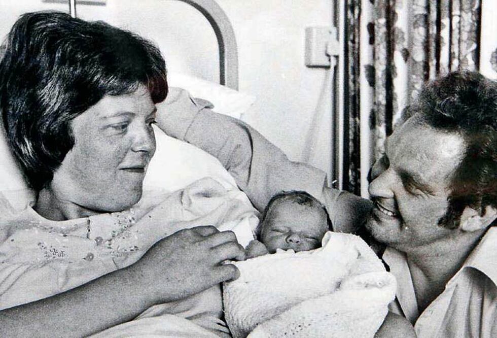 La pequeña Louise Brown con sus felices padres, horas después del parto.