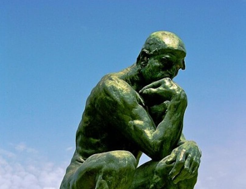 El pensador de Rodin proyecta un gesto reflexivo que simboliza la interioridad crítica y el pensamiento autónomo. Crédito: Crédito: Wikimedia Commons (autor Andrew Horne, liberado al dominio público).