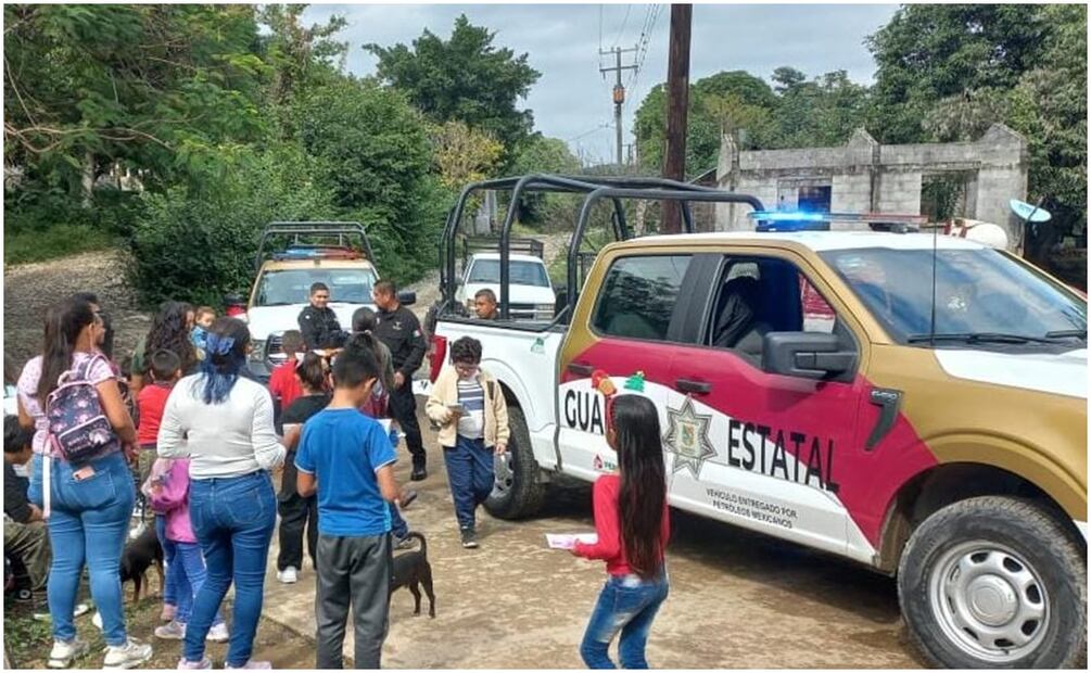 Los elementos de seguridad repartieron juguetes y dulces en zonas rurales y urbanas del estado (25/12/2024). Foto: Especial