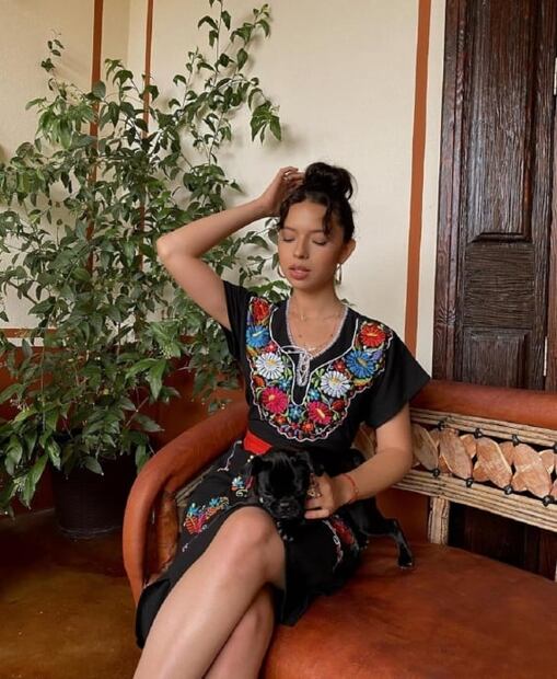 Ángela Aguilar deslumbra luciendo un tradicional huipil negro 