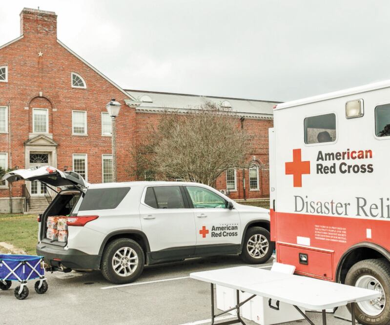 Apoyo. Personal de la Cruz Roja se presentó el sábado en la zona donde se registró un tiroteo el viernes, para ayudar en las investigaciones. Foto/AFP