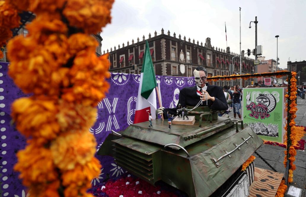 Estudiantes de las Preparatorias, del Colegio de Ciencias y Humanidades de las Facultades e Institutos, trabajadores y profesores ocuparon la Plaza Santo Domingo, para honrar a los muertos. Foto: Alejandra Leyva/EL UNIVERSAL