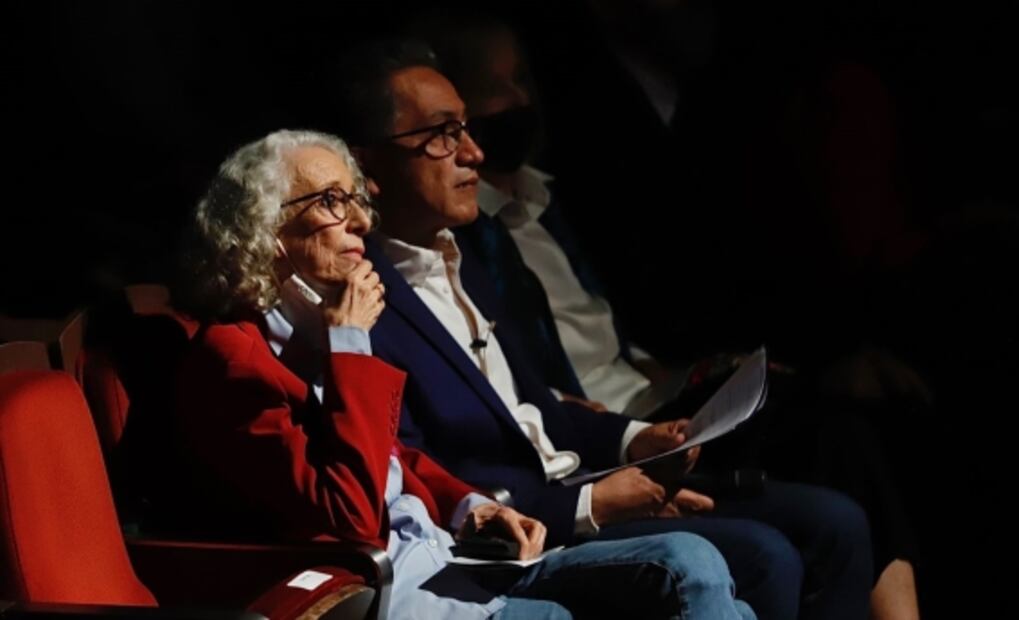 Poniatowska partió el pastel de sus 90 años en celebración en Bellas Artes