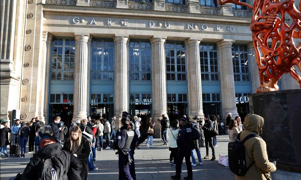 El tráfico ferroviario quedó totalmente interrumpido, el viernes 7 de marzo de 2025, en la estación del Norte de París, la más transitada de Francia, tras el hallazgo de una bomba de la Segunda Guerra Mundial. Foto: AFP