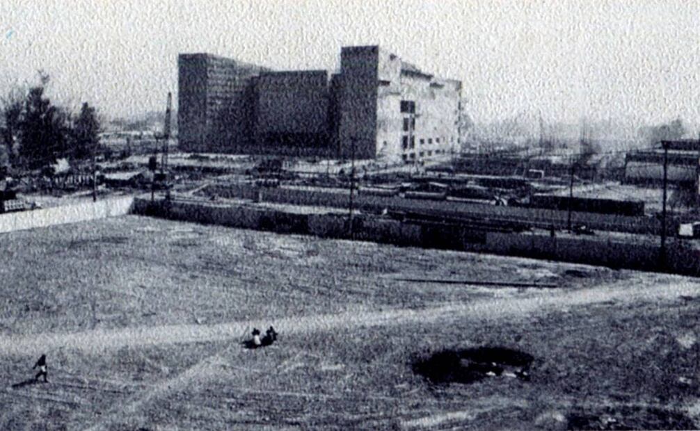 Un ejemplo más de brutalismo, el Palacio Legislativo de San Lázaro, diseñado por el arquitecto Pedro Ramírez Vázquez se inauguró el primero de septiembre de 1981. En las fotos se aprecia el antes y después de la zona en la que se edificó el conjunto arquitectónico en San Lázaro. Colección Carlos Villasana.