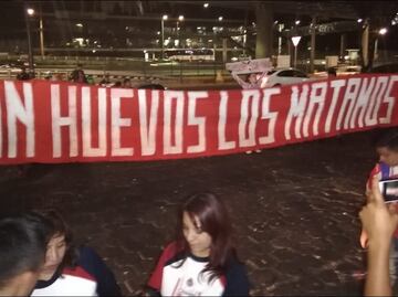 "Con huevos los matamos", la polémica manta de los aficionados de Chivas previo al clásico