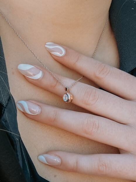 Uñas con líneas abstractas para Año Nuevo. Foto: Pexels