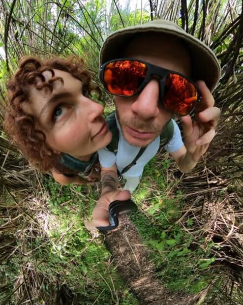 Facundo y Delia, compañeros de aventuras, pareja y próximamente esposos.