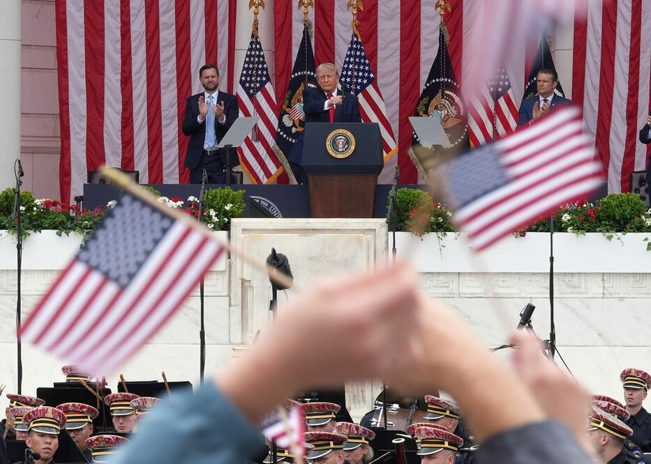 El presidente Donald Trump, al encabezar el evento por el Memorial Day, en Arlington, Virginiaa. FOTO: ALEX BRANDON. AP