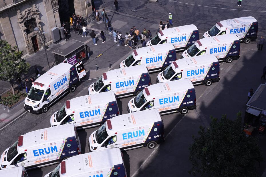 Brugada da banderazo de salida a 25 nuevas ambulancias del ERUM. (Foto: especial)