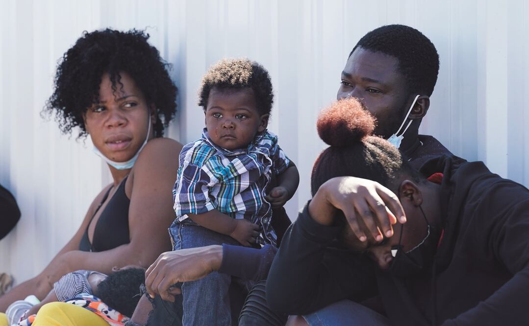 En Del Río, Texas, los migrantes esperaban un autobús tras ser procesados y determinarse que no pueden permanecer en EU. Foto: ERIC GAY. AP