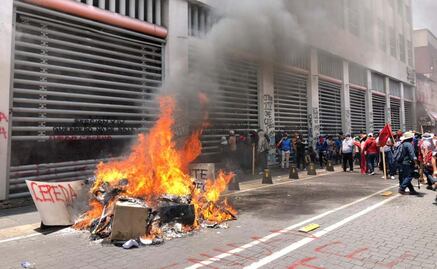 Bomberos atienden incendio en edifico del SNTE; fuego habría sido provocado por manifestantes pertenecientes a la CETEG