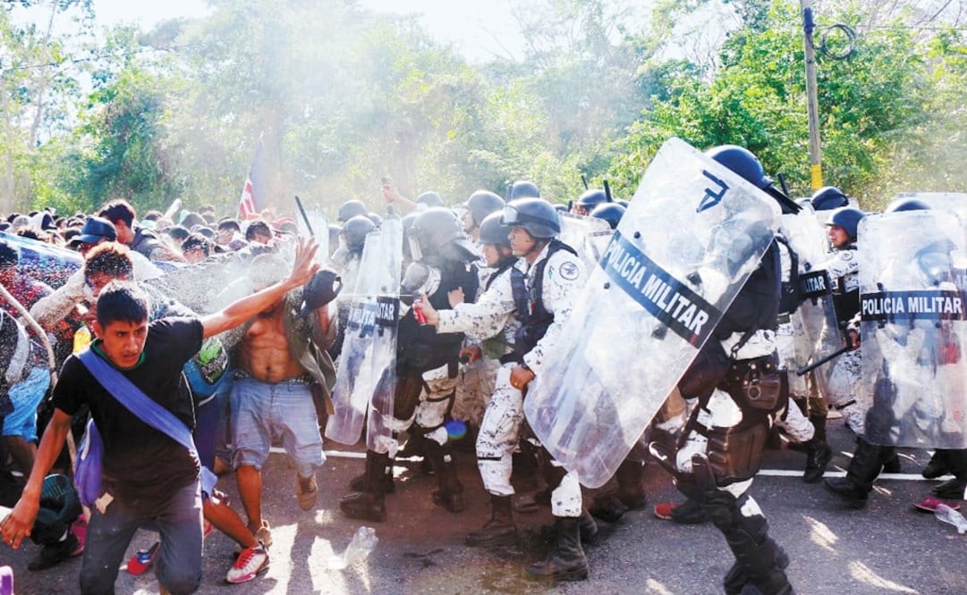 Mexico’s National Guard and Central American migrants clashed at the border between Mexico and Guatemala - Photo: María de Jesús Peters/EL UNIVERSAL