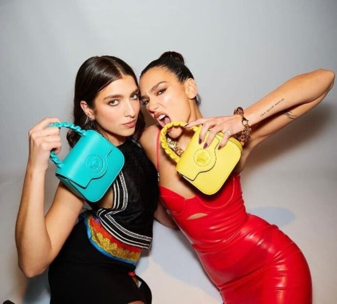 Dua Lipa y su hermana Rina posan juntas para Versace 