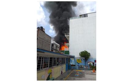 Evacuan a más de mil 500 personas por incendio en bodega de la Portales