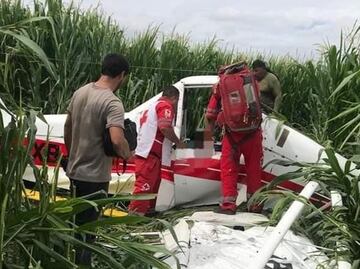Se desploma avioneta fumigadora en campo agrícola de Culiacán; piloto sobrevive