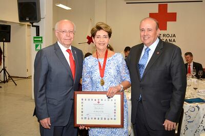 Cruz Roja mexicana otorga medalla a Mercedes Juan López