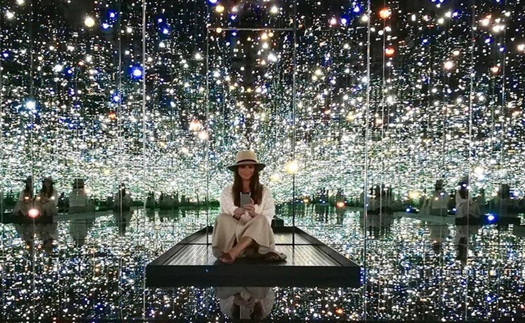 La habitación Infinity Mirrored Room da la percepción de estar parado en el espacio por las miles de luces que te rodean. Foto: Facebook The Broad