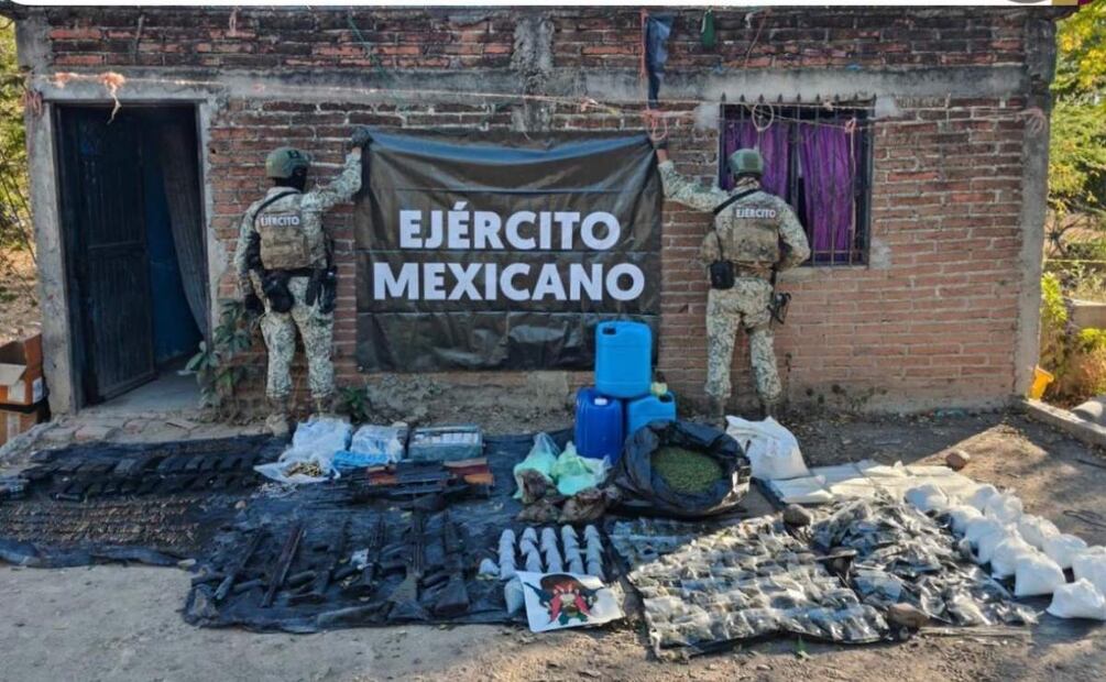 Se aseguraron vehículos abandonados, fusiles, cargadores y cartuchos útiles (20/02/2025). Foto: Especial