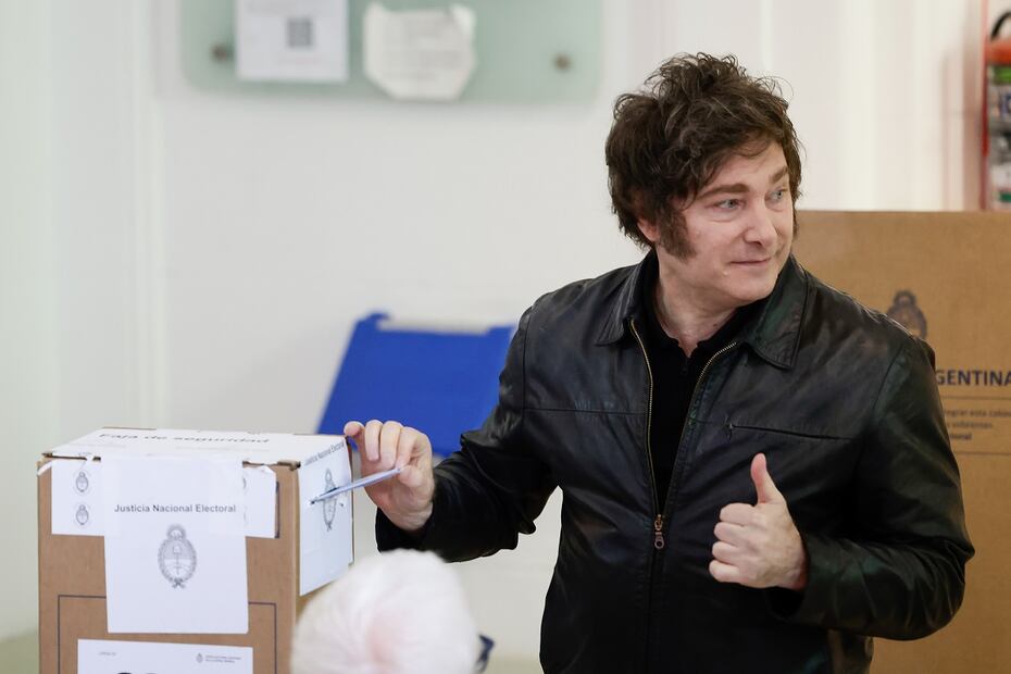 El presidente de Argentina, Javier Milei, emite su voto en las elecciones argentinas, en la Universidad Tecnológica Nacional, en Buenos Aires. FOTO: JUAN IGNACIO RONCORONI. EFE/Archivo
