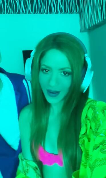 Fans de Shakira le llevan serenata al pie de su ventana; cantan a todo volumen su nueva canción