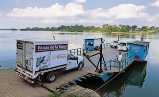 Crónica: En pangas, comunidades reciben kits de medicinas