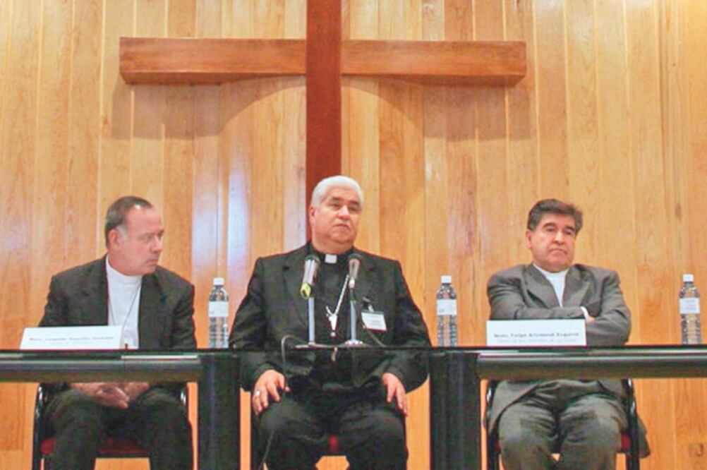 El presidente de la CEM, Rogelio Cabrera (centro), dijo que el papa Francisco le pidió a él y a los obispos que cooperen con las autoridades civiles (ARCHIVO EL UNIVERSAL)