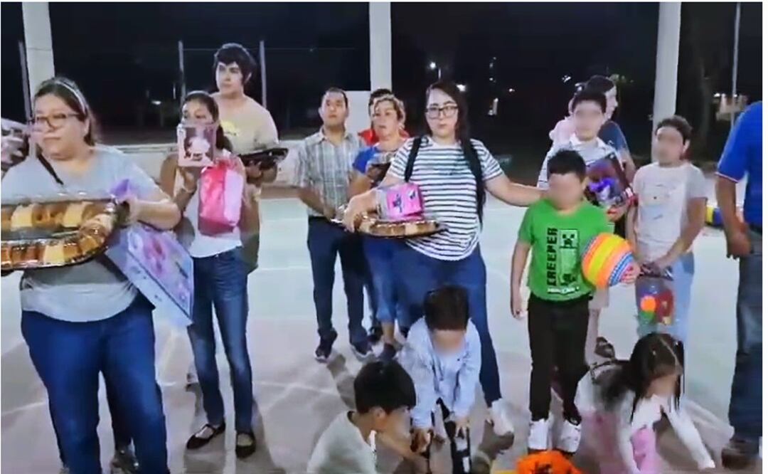 Decenas de personas, incluyendo niños y mujeres, reciben regalos que presuntamente les envían los integrantes del Cártel de Jalisco. Foto: Captura de pantalla
