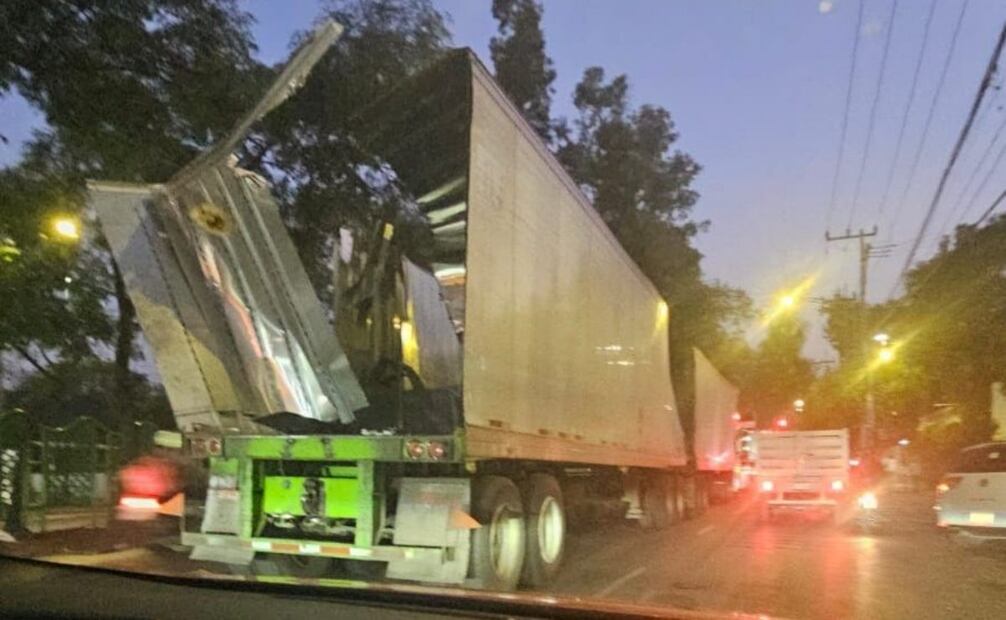 Tráiler que causó daños a la estación (06/05/2025). Foto: Especial