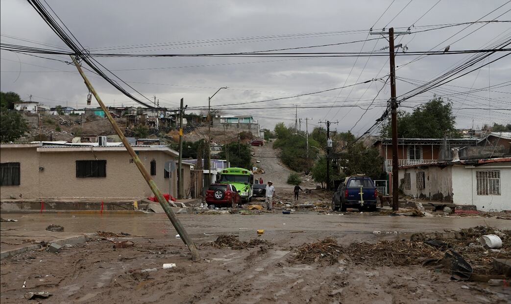 Lluvias que se registraron la madrugada de este miércoles en la zona norponiente de Ciudad Juárez, Chihuahua, dejaron severas inundaciones y daños en vehículos y viviendas, el 25 de junio de 2025. Foto: Foto: Christian Torres / EL UNIVERSAL