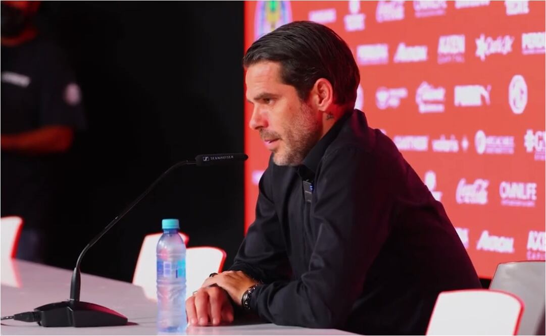 Fernando Gago en conferencia de prensa en el estadio Akron. FOTO: Captura de video