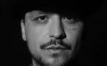 Christian Nodal habla de traición, fama y cicatrices en la intro de su nuevo disco