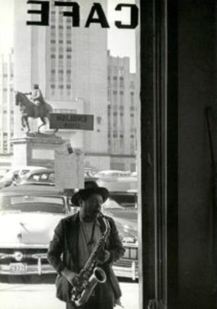 Saxofonista en la glorieta del Caballito, de la serie Trabajadores Ambulantes; Ciudad de México, ca 1950. Foto: Fototeca Nacional del INAH.