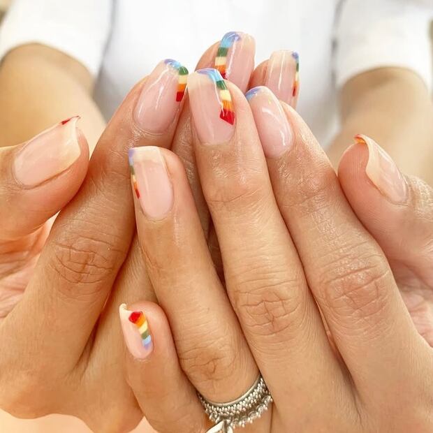 Ideal para contextos formales, manteniendo un estilo sobrio. Foto: Instagram @nailartbymolly