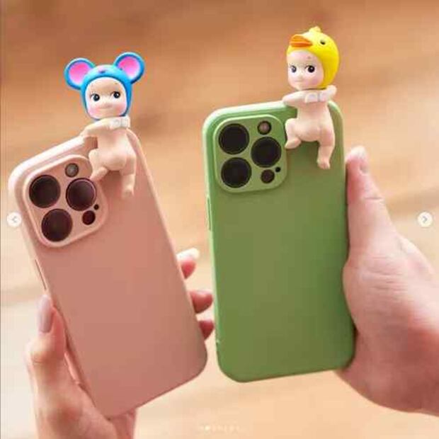 El modelo Sonny Angels Hipper se puede adherir a cualquier superficie plana como mesas, fundas para celulares o computadoras. Foto: Redes sociales