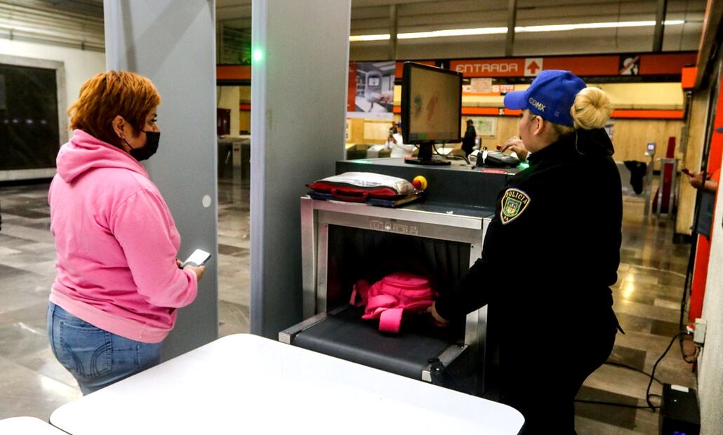 Las revisiones por medio del detector de metales que se encuentra frente a los torniquetes continúan; sin embargo, los oficiales en la estación afirmaron que hasta el momento no han detenido a ningún usuario por haber encontrado algo sospecho. Foto: Axel Sánchez/EL UNIVERSAL