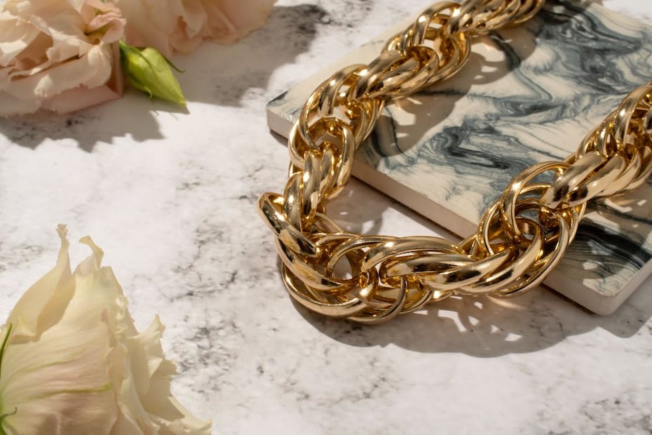 Sellos como “750” o “585” indican la pureza del oro; sin embargo, no siempre son fáciles de ver. Foto: Freepik