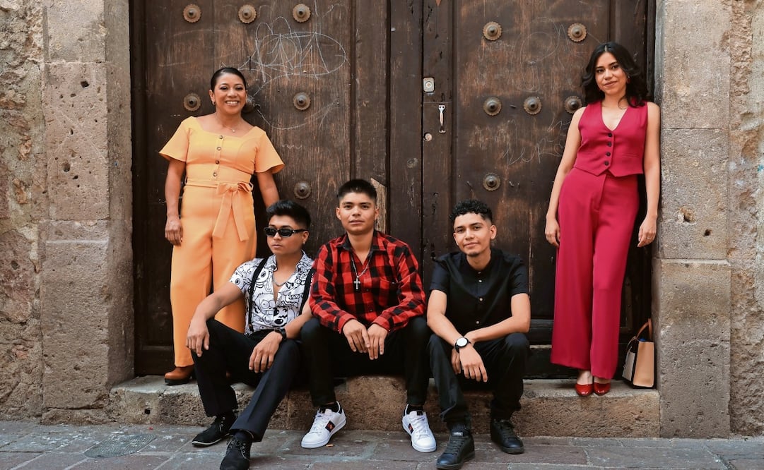 Yadira Pérez, Jairo Hernández, Juan Jesús Varela, Alexis Varela y Karla Garrido recorrieron las calles de Morelia, quienes protagonizan el filme dirigido por Valadez (arriba) y Astrid Rondero (abajo). Foto: Berenice Fregoso / EL UNIVERSAL